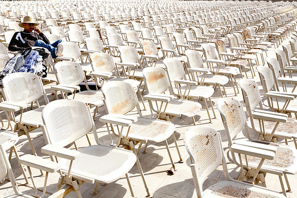 Homme et chaises