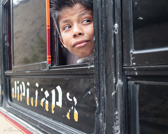 Jeune garçon à la fenêtre d'un bus