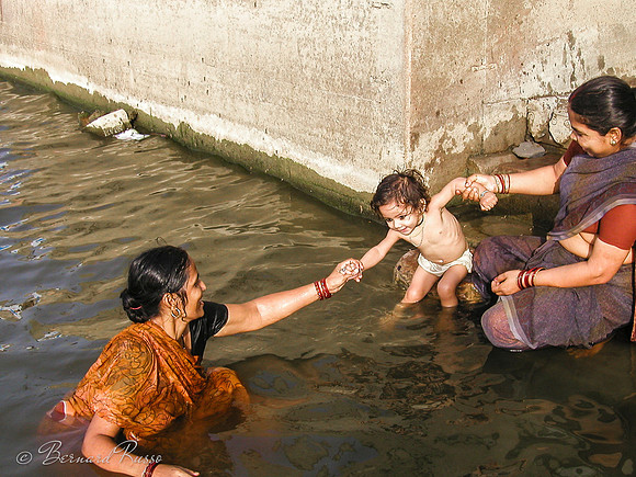 Premier bain dans le Gange
