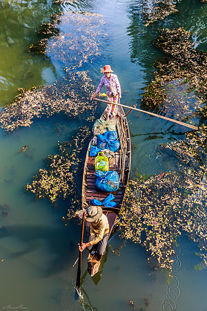 Couple dans une pirogue