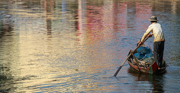 Pirogue au petit matin
