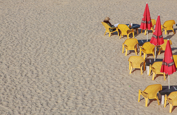 Liseuse sur la plage
