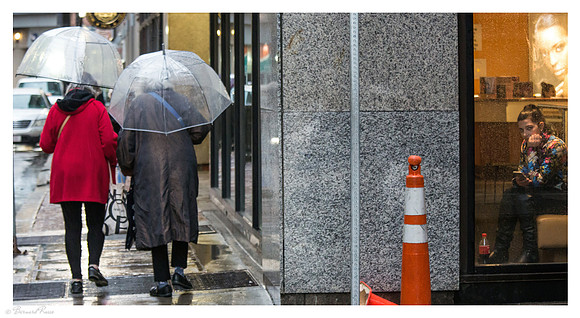 Scène de rue sous la pluie