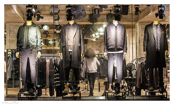 Vitrine et femme frisée