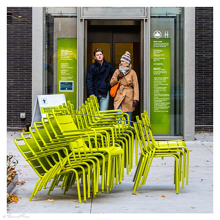 Couple devant chaises vertes
