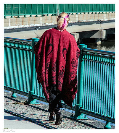 Femme à cape rouge sur un pont