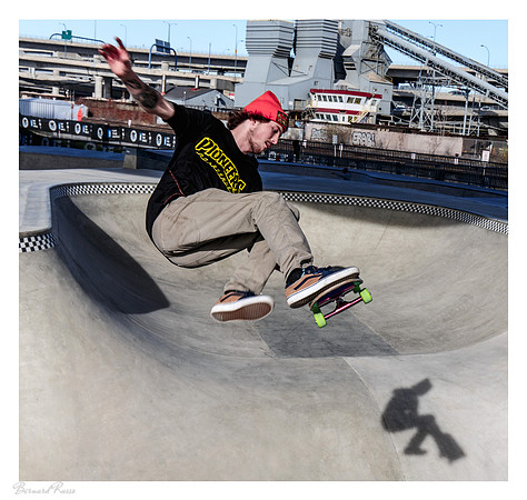 Skater au bonnet rouge