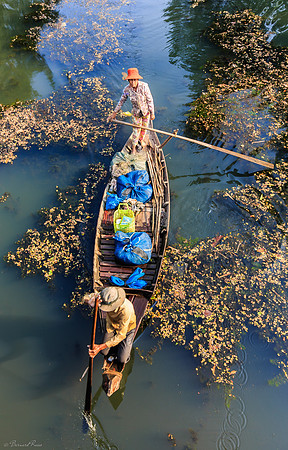 Couple sur une pirogue