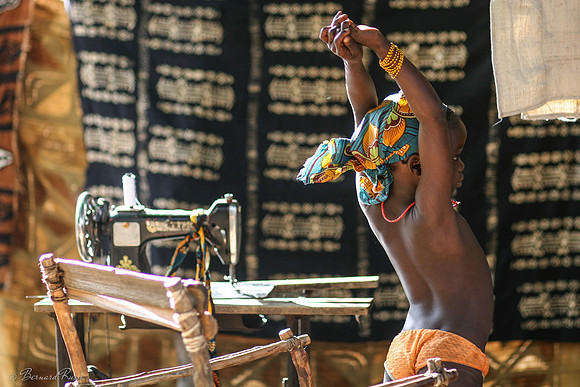 Petite fille à la machine à coudre