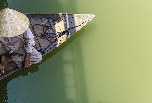 Pirogue sous un pont