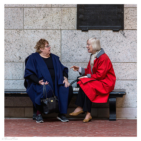 Deux femmes en conversation