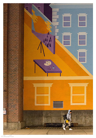 Femme devant peinture murale