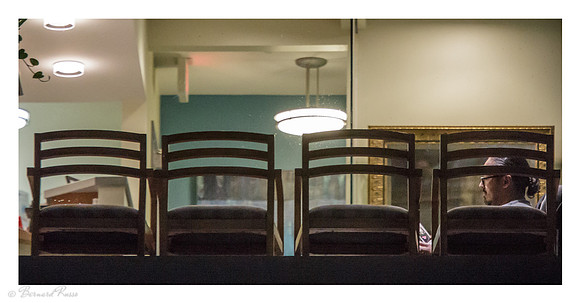 Homme et chaises