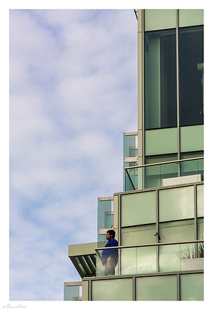 Homme en bleu sur terrasse