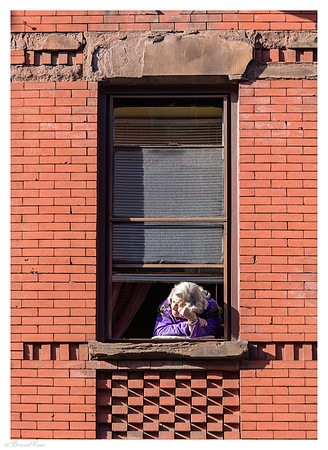 Femme en violet à sa fenêtre