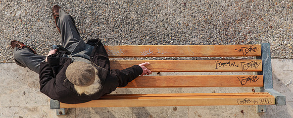 Seul sur un banc