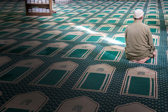 Prière sur tapis vert