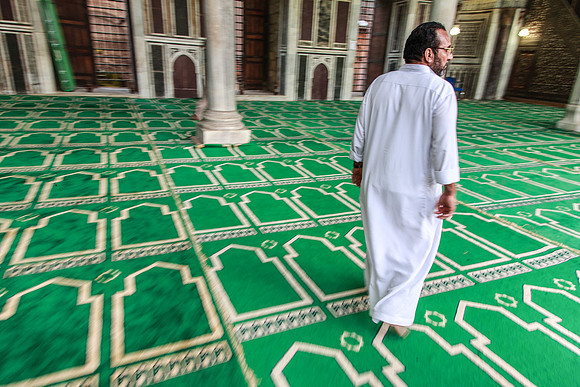 Homme sur tapis vert