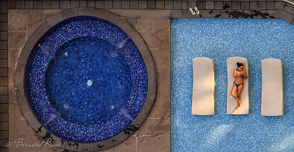 Jeune femme et jacuzzi