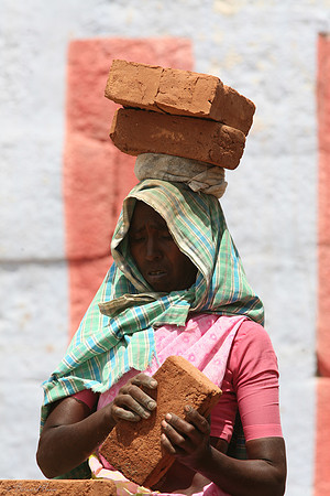 Porteuse de pierres