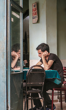Homme pensif dans un café